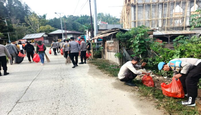 Polres Mamasa Kerja Bakti di Sepanjang Poros Mamasa–Polewali