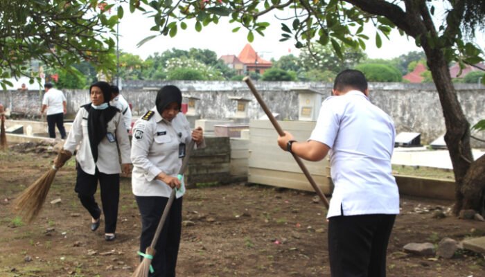 Sambut Ramadhan, Lapas Sidoarjo Gelar Kerja Bakti Dimakam