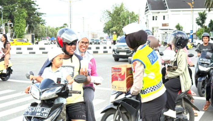 Ditlantas Polda Sulbar Kampanye Keselamatan dan Bagi Takjil