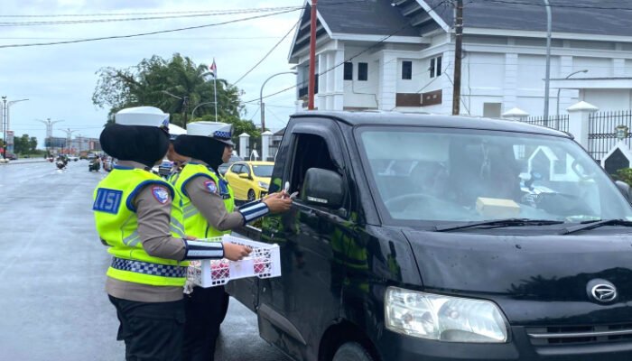 Berburu Berkah Ramadhan, Ditlantas Polda Sulbar Bagi-bagi Takjil