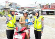 Ditlantas Sulbar Bagikan Leaflet, Himbau Tertib Penggunaan Helm
