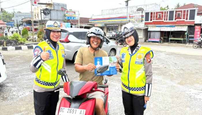 Ditlantas Sulbar Bagikan Leaflet, Himbau Tertib Penggunaan Helm