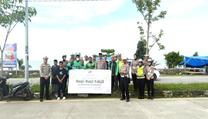 Jelang Buka Puasa Ditlantas Gandeng Komunitas Ojol Bagi Takjil