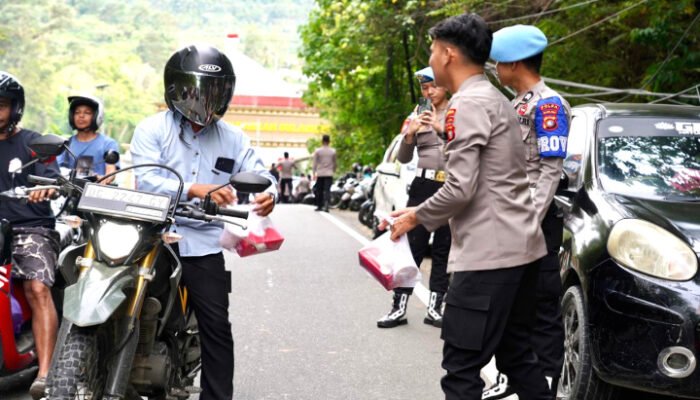 Bukti Kepedulian DitPamObvit Polda Sulbar Gelar Bagi-Bagi Takjil