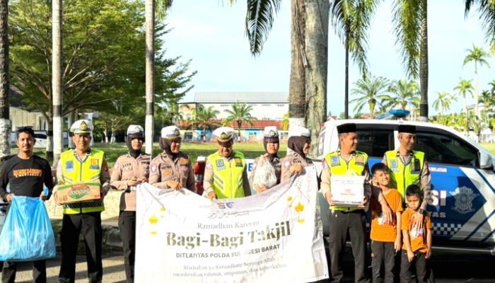 Berkah dan Humanis, Ditlantas Polda Sulbar Berbagi Takjil