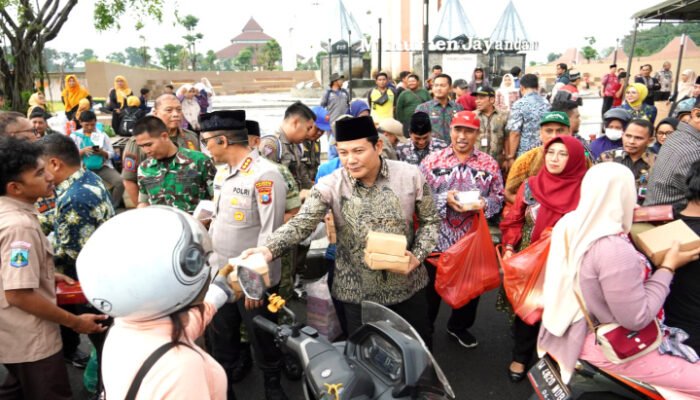 Forkopimda dan ASN Sidoarjo Bagikan 75.000 Paket Takjil