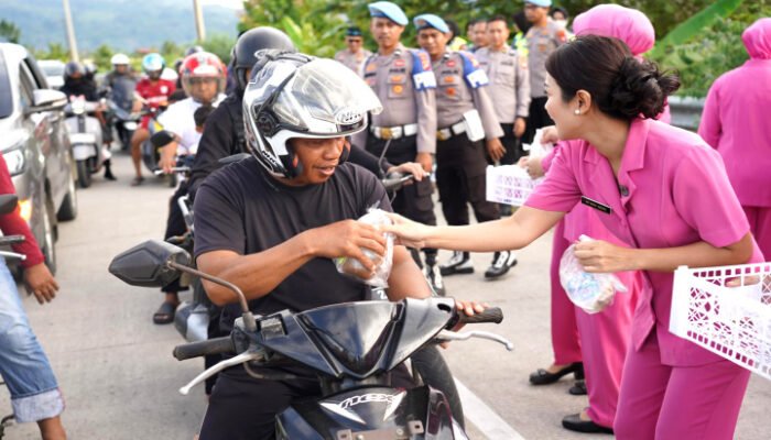 Berkah Ramadhan Kapolda Sulbar dan Bhayangkari Bagikan Takjil