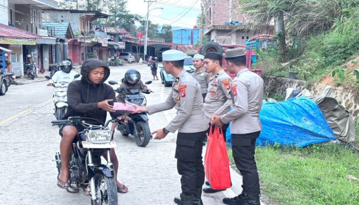 Polres Mamasa Bagikan 78 Paket Takjil Kepada Masyarakat