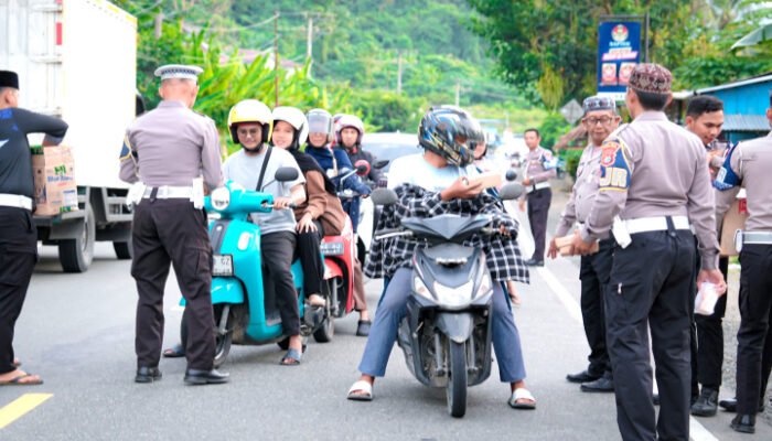 Gandeng Komunitas PDM, PJR Ditlantas Polda Sulbar Berbagi Takjil