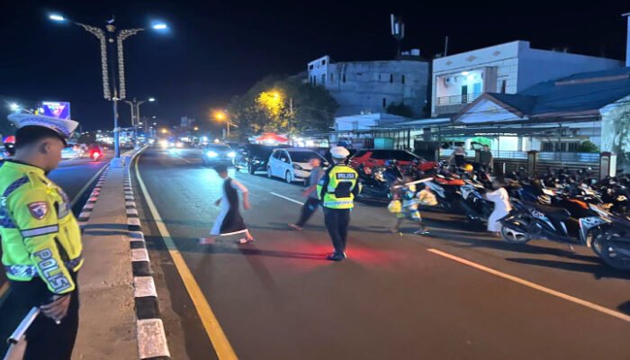 Saat Warga Ibadah Tarawih, Ditlantas Sigap Berikan Pengamanan
