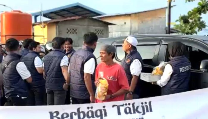 Ditkrimsus Polda Sulbar Bagikan Takjil dan Parcel Sembako