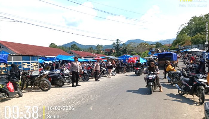 Personal Polsek Mambi Laksanakan Atur Lalu Lintas di Pasar