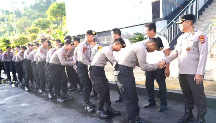 Tradisi Pasca Idul Fitri, Polda Sulbar Saling Bersalam – Salaman