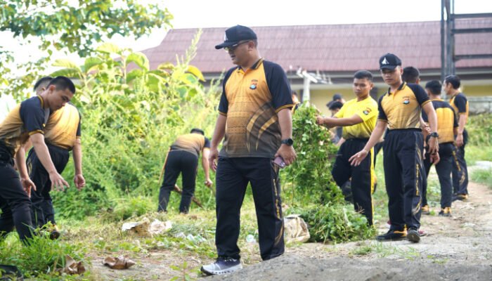 Peduli Lingkungan, Polda Sulbar Gelar Kerja Bakti