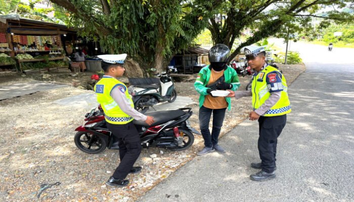 Jumat Berkah, Ditlantas Polda Sulbar Bagikan Makanan Gratis