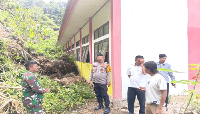 Bencana Tanah Longsor Terjang SD 005 Taura di Mamasa