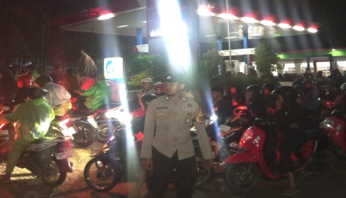 Polisi Turun Tangan Atur Antrean BBM di SPBU Lambanan
