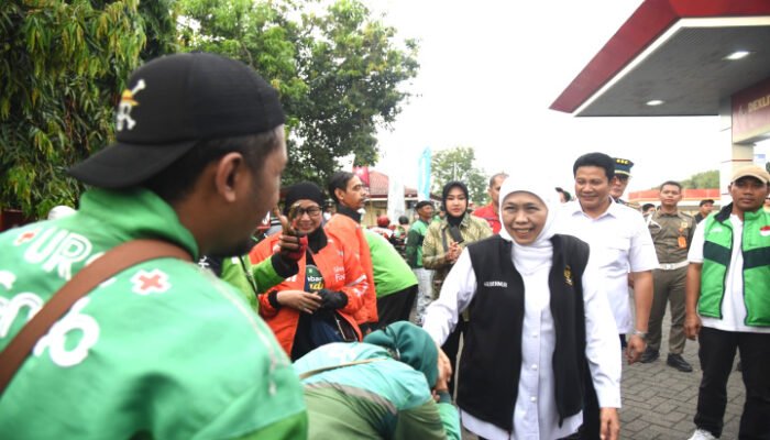 Bupati Sidoarjo Dampingi Gubernur Jatim Bagikan BBM Gratis