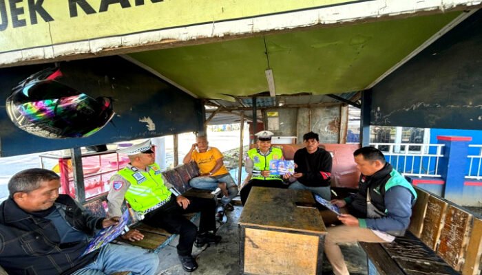 Ditlantas Sulbar Sosialisasi Bagikan Leaflet ke Pengguna Jalan