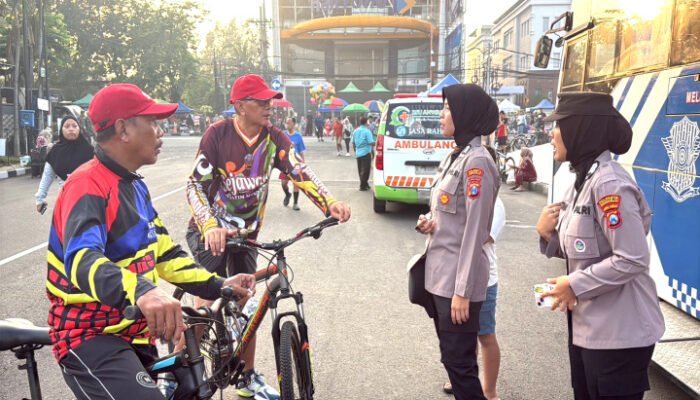 Aksi Humanis.Polwan Polresta Sidoarjo Amankan Car Free Day