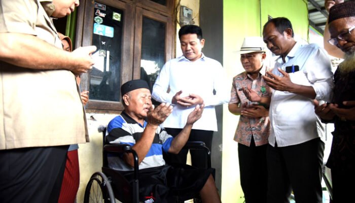 Bupati Subandi Salurkan Bantuan Kursi Roda dan Perbaikan RLTH