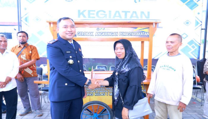 Keluarga WB Terima Bantuan Gerobak Usaha dari Kalapas Sidoarjo