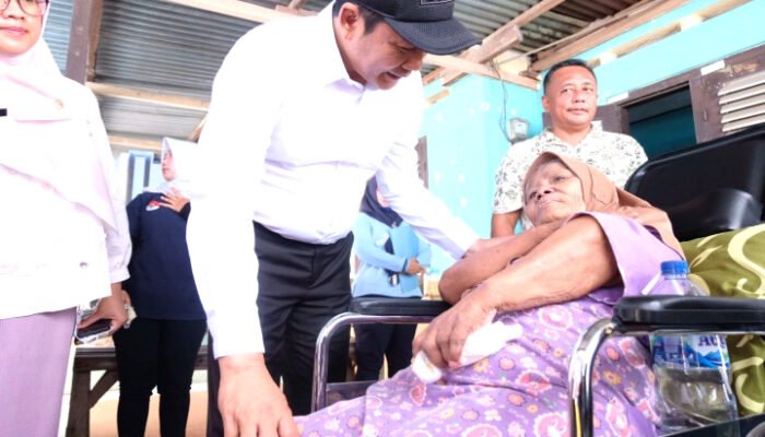 Bupati Sidak RTLH, dan Salurkan Kursi Roda Bagi Warga Tarik