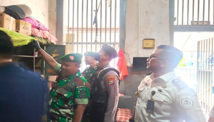 Bersihkan dari Halinar, Lapas Sidoarjo Gelar Razia Bersama APH