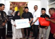 Bupati Sidoarjo Serahkan Santunan BPJS di Dua keluarga Korban