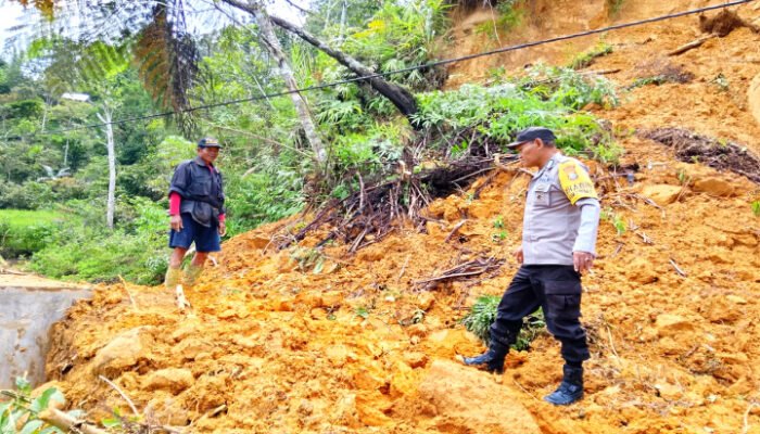 Polsek Mambi Tanggap Bencana, Longsor Tutup Akses Jalan