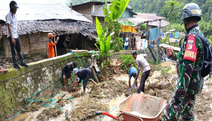 Wabup Mamasa Tinjau Lokasi Bencana Alam Salurkan Bantuan