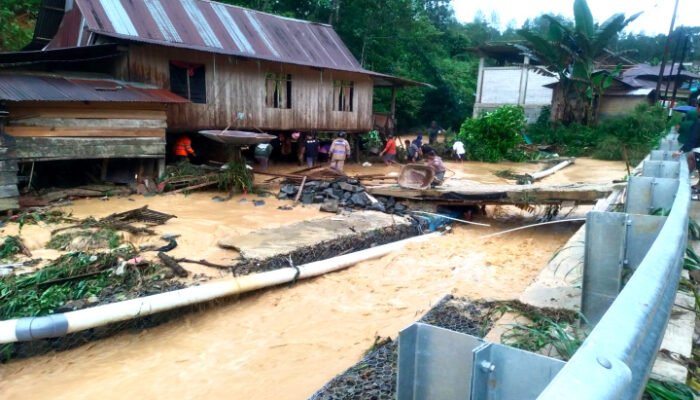 Sungai Meluap di Sumarorong,Rumah Warga Rusak Diterjang Arus