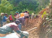 Jalan Terputus, Warga di Salubanua Bersihkan Material Longsor