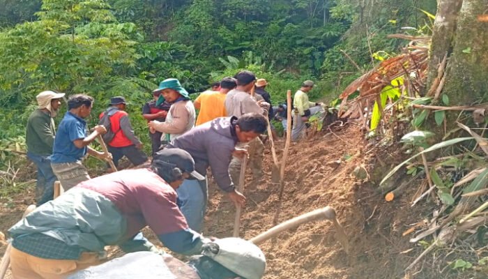 Jalan Terputus, Warga di Salubanua Bersihkan Material Longsor