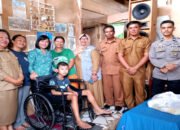 Ketua TP-PKK Mamasa Salurkan Bantuan Kursi Roda untuk Difabel