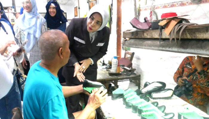 UMKM Naik Kelas, Wabup Sidoarjo Kunjungi Galeri Givari Shoes