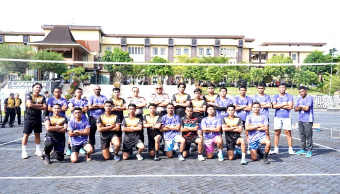 Brimob dan Polres Beradu Sengit dalam Final Bola Voli