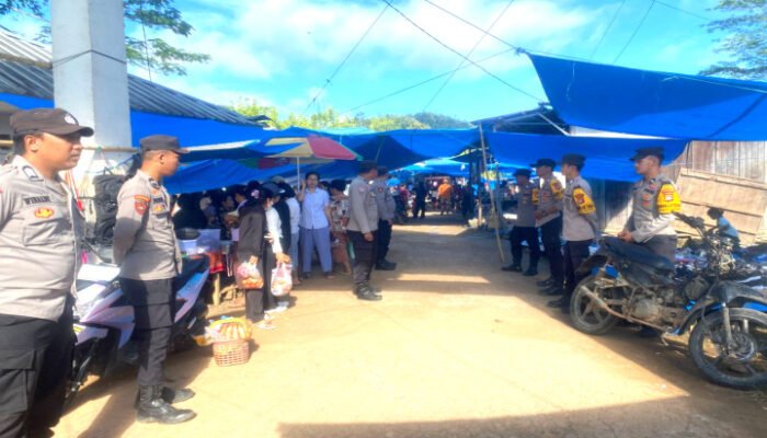 Polsek Tabulahan Laksanakan Pengamanan di Pasar Tradisional