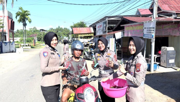 Polantas Menyapa, Pengendara Yang Tertib Dapat Sayuran Segar
