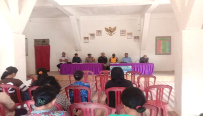 Polsek Mambi Kawal Penyaluran BLT Dana Desa Salumokanan