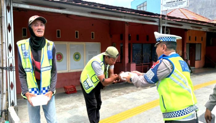 Jumat Bahagia, Ditlantas Sulbar Bagikan Makanan Gratis