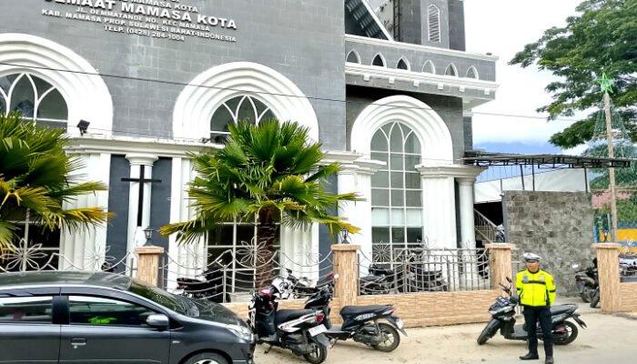 Beri Rasa Nyaman, Sat Lantas Polres Mamasa Kawal Jemaat