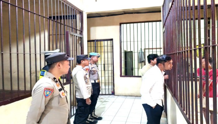 Supervisi Ketat, Kapolres Mamasa Pantau Kesiapan Piket Fungsi