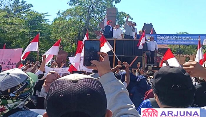 Saat Orasi Ketua DPRD Kepalkan Tangan Kawal Program MBG