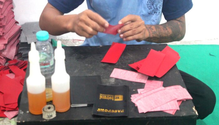 Peluang Usaha,WBP Lapas Sidoarjo Siap Produksi Cover Paspor