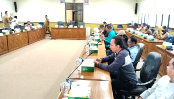 Hearing Komisi C , Warga Karangbong Menolak SK Gubernur Jatim